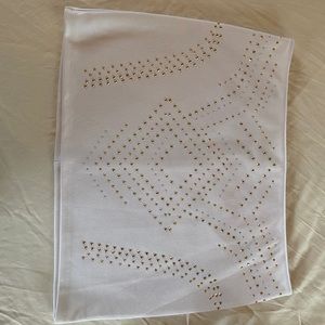 NWOT. white detailed skirt.